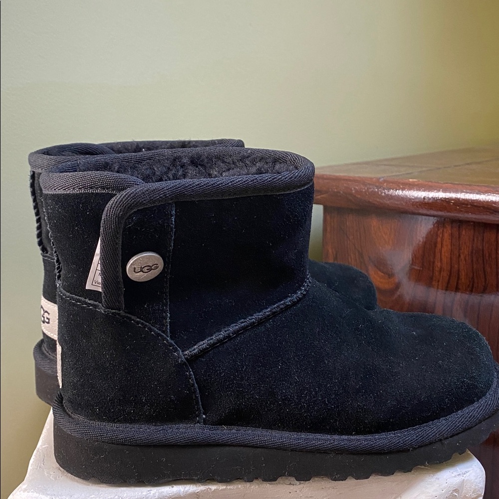 UGG kid Classic Black Suede Ankle Boots